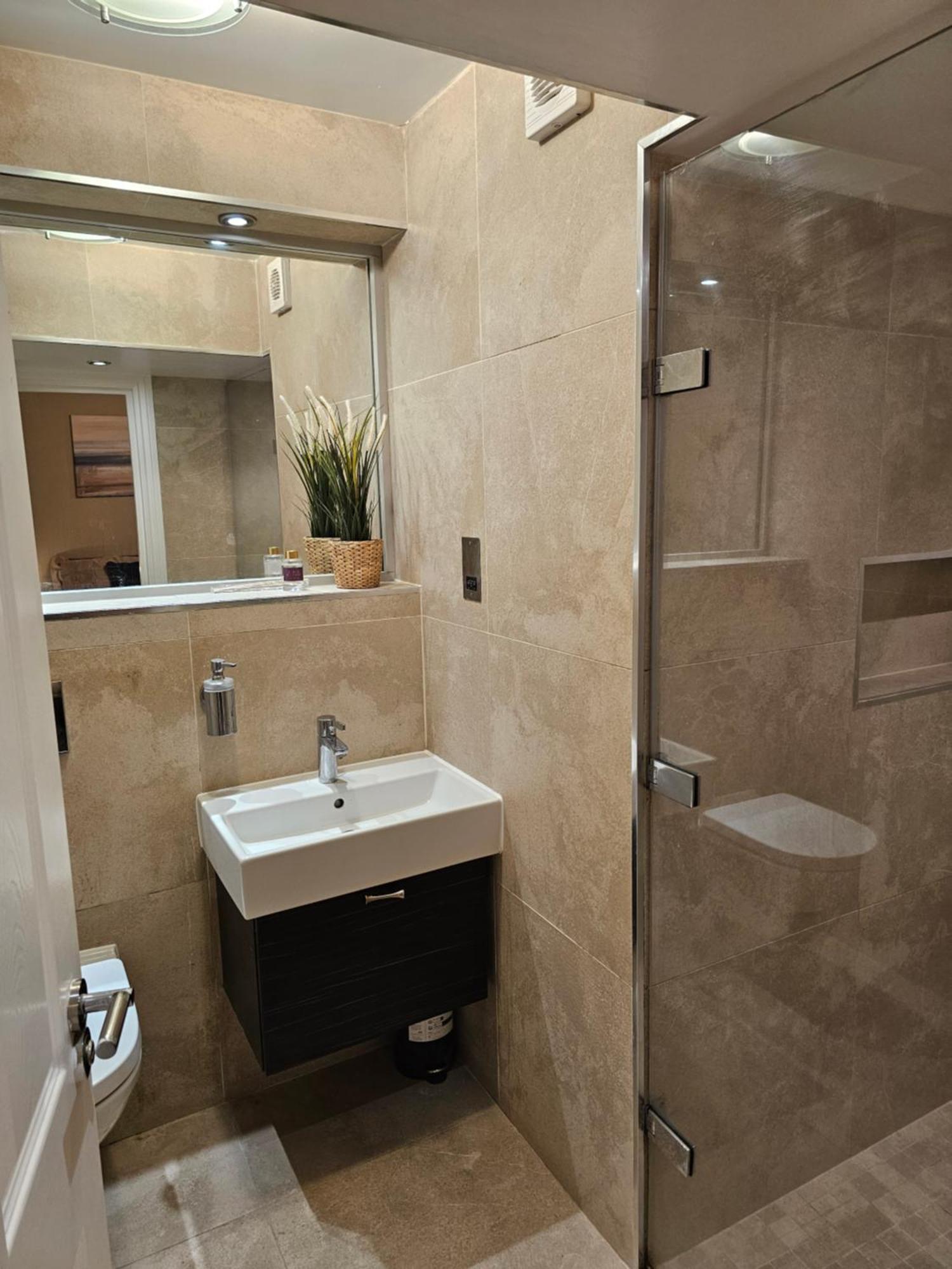 Appartamento Spacious Four Bedroom Four Bathroom Flat In West Kensington Londra