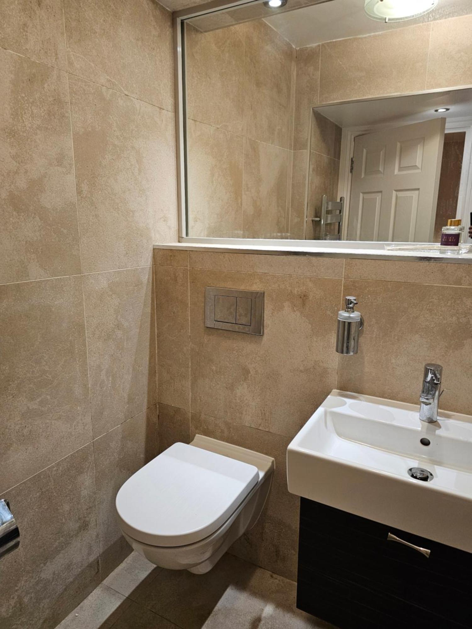 Spacious Four Bedroom Four Bathroom Flat In West Kensington * Londra