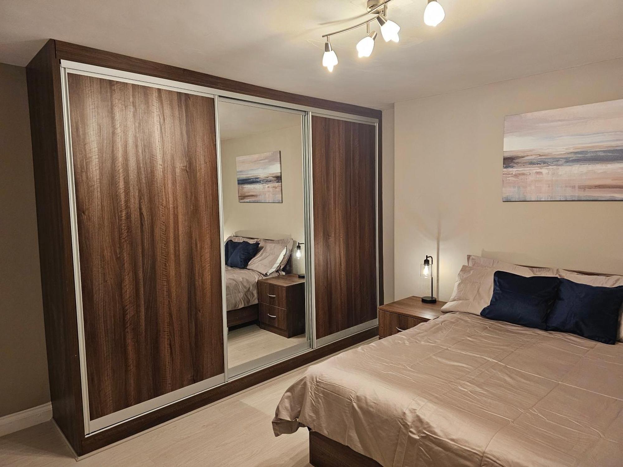 Spacious Four Bedroom Four Bathroom Flat In West Kensington Londra